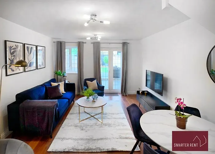 Knaphill - 2 Bedroom Terrace House - With Garden
