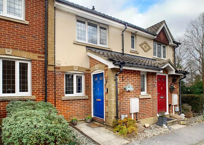 Knaphill - 2 Bedroom Terrace House - With Garden