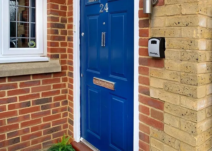 Knaphill - 2 Bedroom Terrace House - With Garden