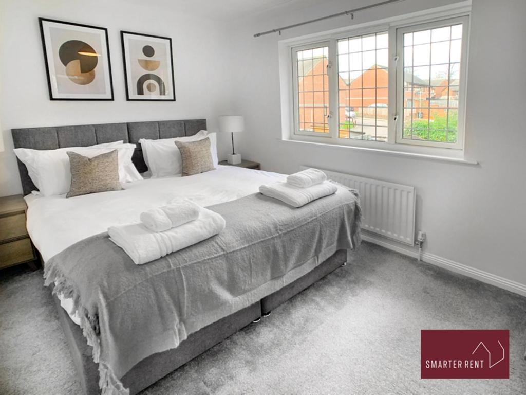 Knaphill - 2 Bedroom Terrace House - With Garden Brookwood