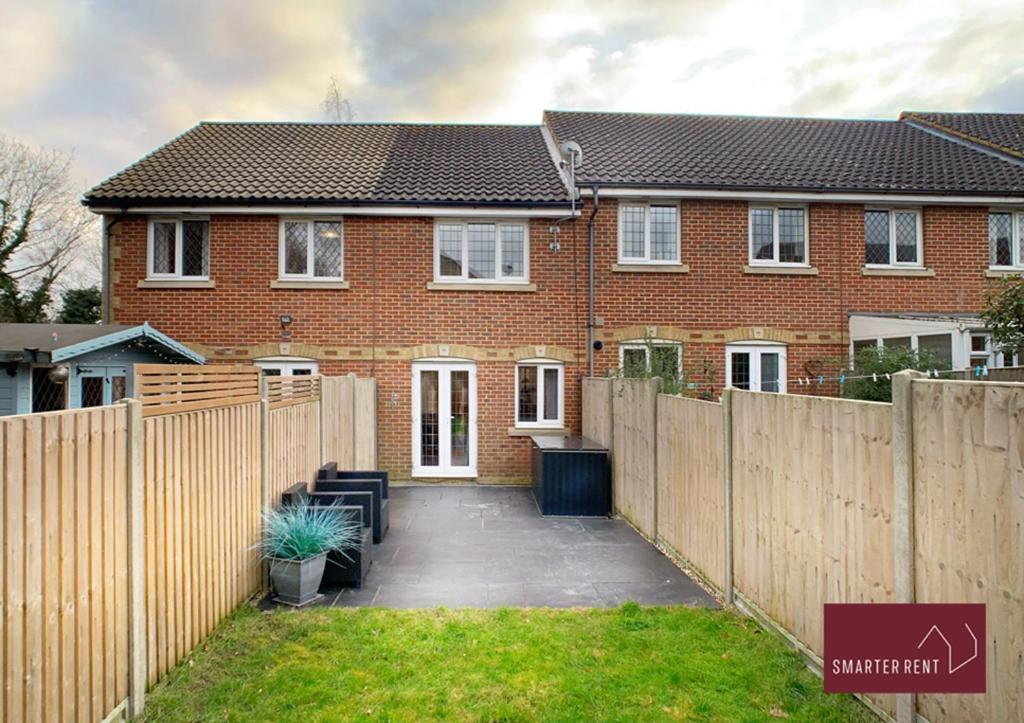 Knaphill - 2 Bedroom Terrace House - With Garden Holiday home