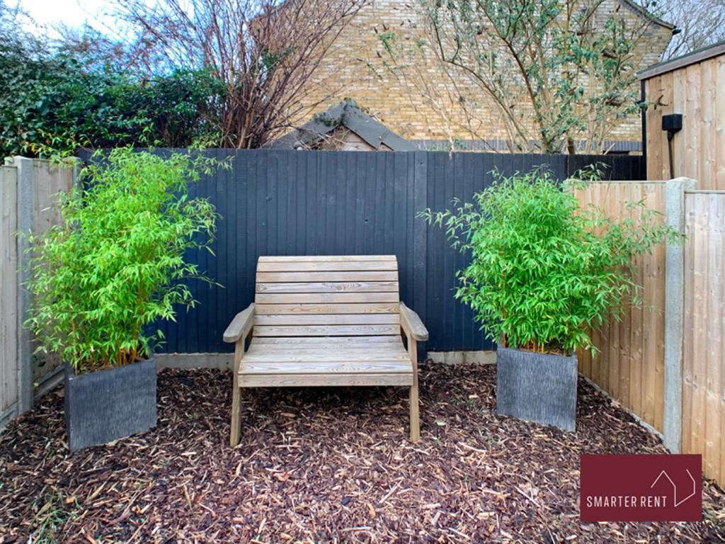 Holiday home Knaphill - 2 Bedroom Terrace House - With Garden