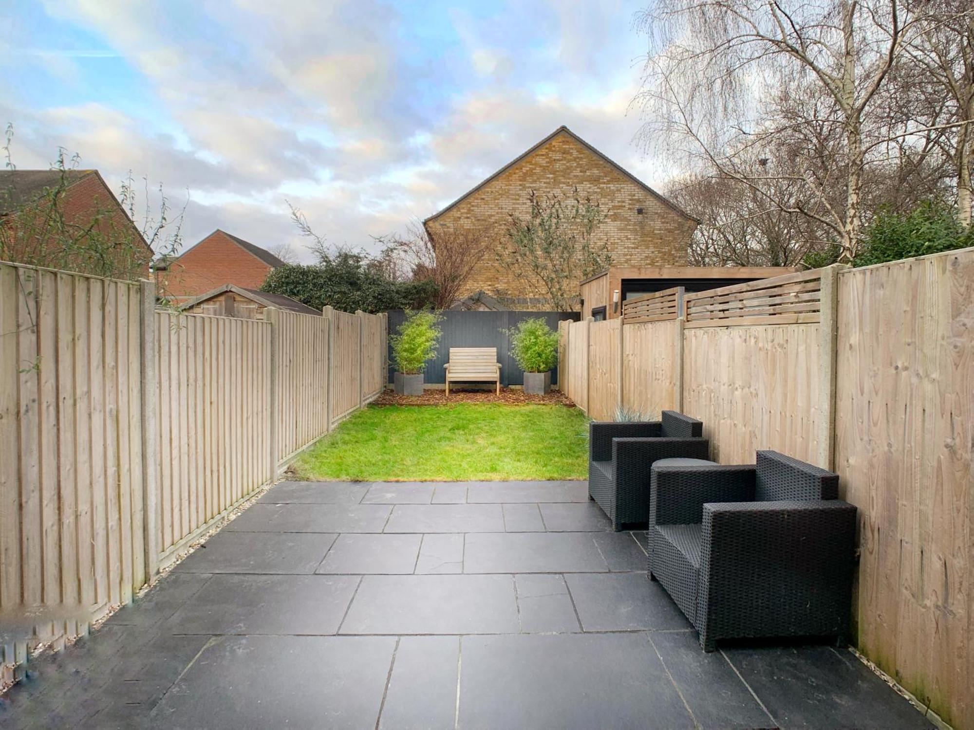 Knaphill - 2 Bedroom Terrace House - With Garden Holiday home *